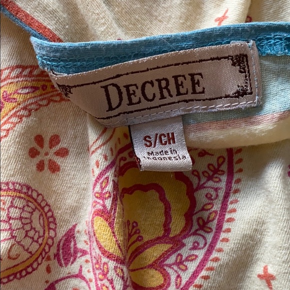 🛍 🔥 $5 if bundled 🔥 💰🛍Decree small tank top - Picture 3 of 3